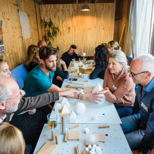 Groep in workshop met vormtaal