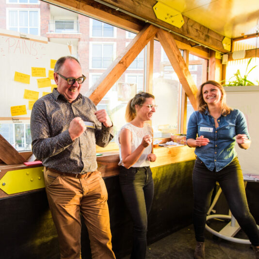 Afbeelding met enthousiaste man aan de slag met organisatieverandering