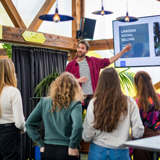 Trainer Josse geeft een training LinkedIn Social Selling