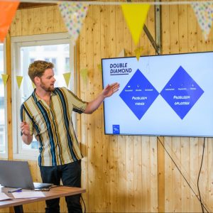 Jonge hond geeft Design Thinking training