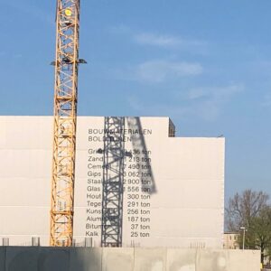 Matrialenpaspoort op een gebouw