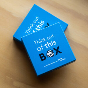 Twee doosjes liggen op elkaar van de Jonge Honden brainstormgame.